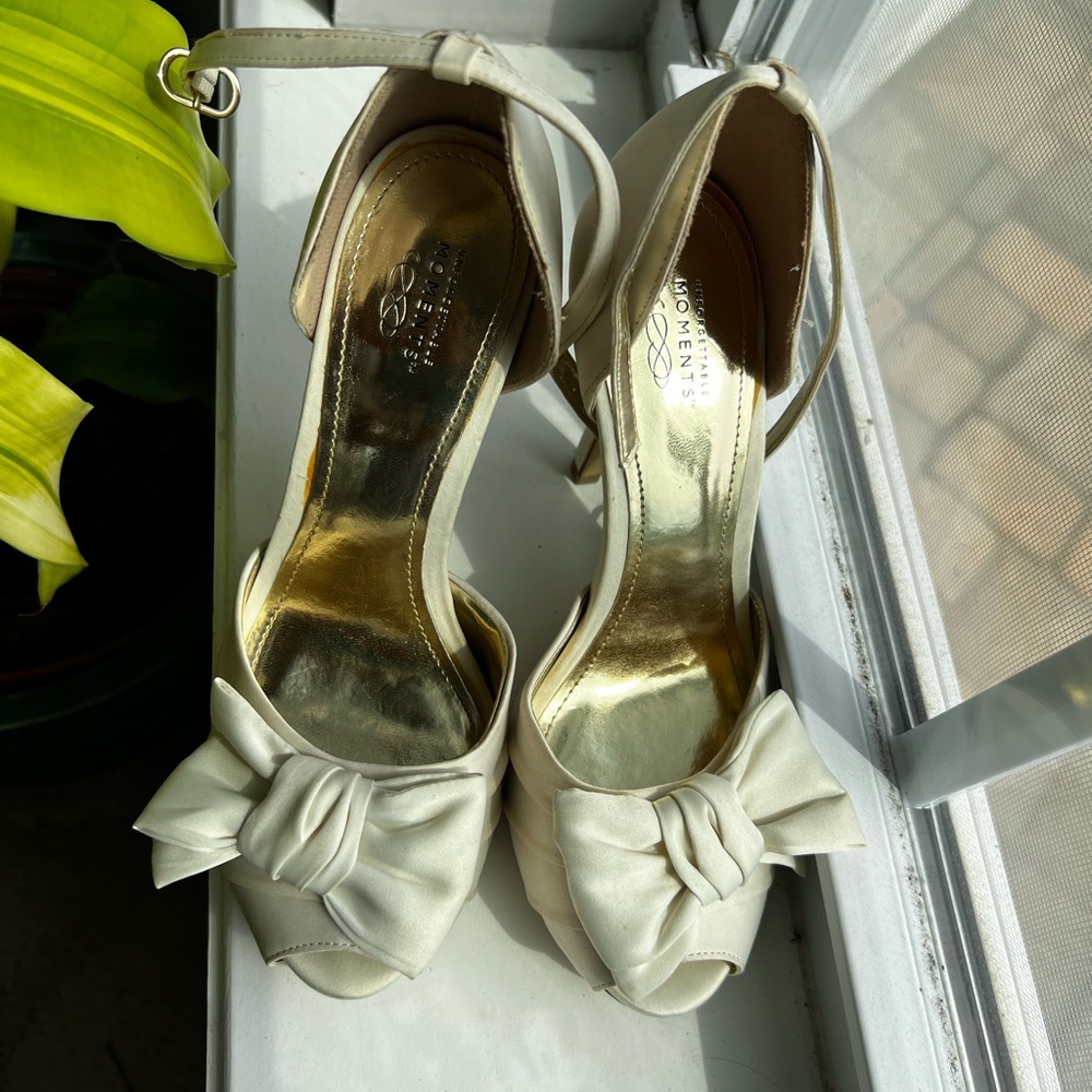 NWT Unforgettable Moments L’Amore Ivory strappy heels